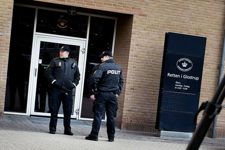 BEVOGTNING. Politiet har under terrorsagen i Retten i Glostrup posteret et stort antal betjente om ejendommen. 