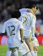 låret. Cristiano Ronaldo peger efter en scoring - her mod Osasuna - på de muskler, der er med til at gøre ham til en så fremragende skytte, at det foreløbig er blevet til 41 scoringer efter 33 runder af sæsonens spanske Primera Division. 