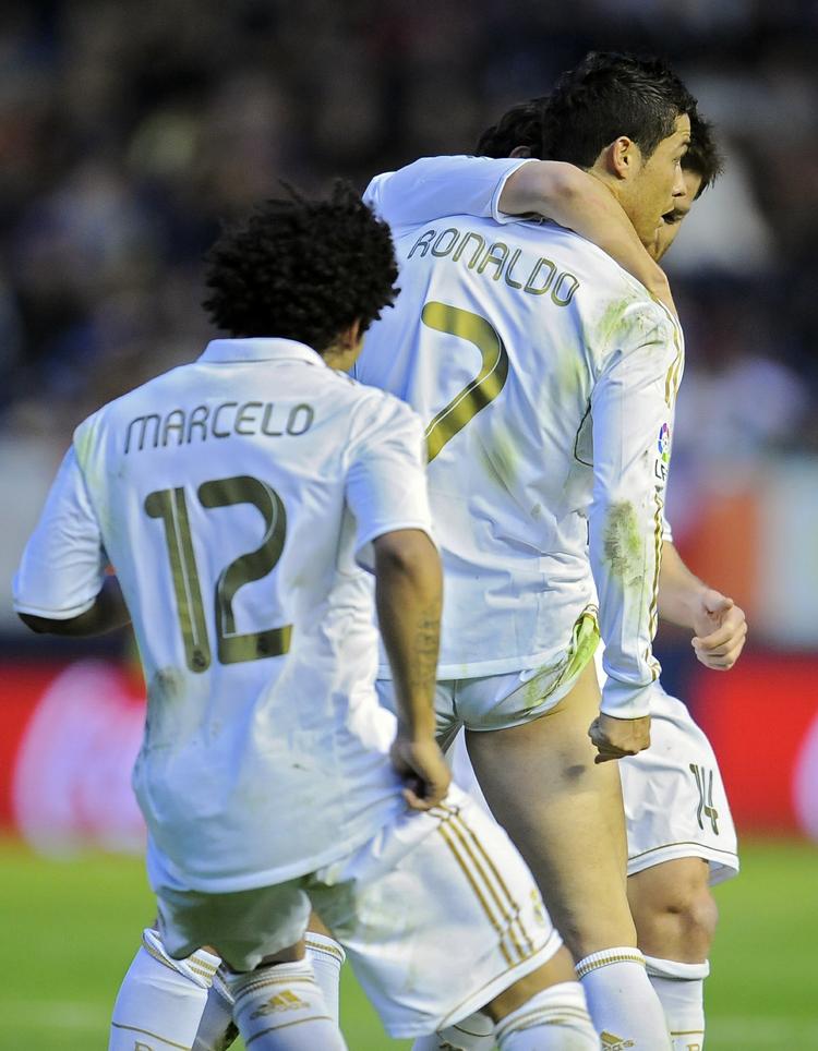 låret. Cristiano Ronaldo peger efter en scoring - her mod Osasuna - på de muskler, der er med til at gøre ham til en så fremragende skytte, at det foreløbig er blevet til 41 scoringer efter 33 runder af sæsonens spanske Primera Division. 