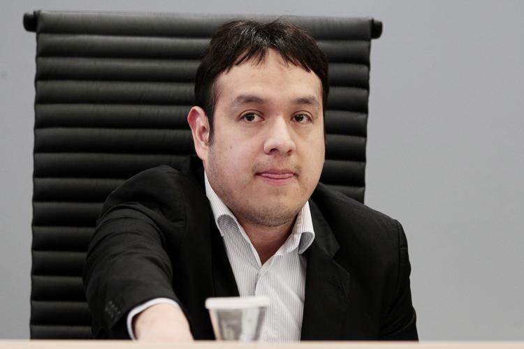 Inhabil. Den 33-årige lægdommer Thomas Indrebø er færdig som meddommer i sagen mod terrortiltalte Anders Breivik. Få dage efter massakren på Utøya krævede han via det sociale netværk Facebook dødsstraf til Breivik. 