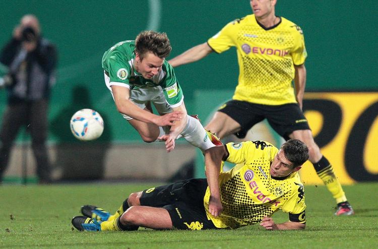 Flyvende.  Greuther Fürths fornemme sæson afspejles også af, at holdet nåede pokalsemifinalen mod mestrene fra Dortmund, der først fik opkomlingene ned med nakken i den forlængede spilletids sidste minut. 