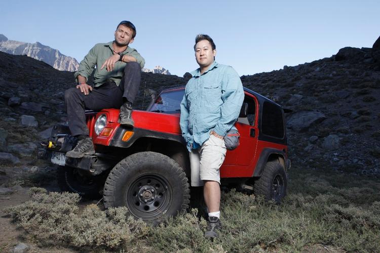 Overlevelse. Tidligere jægersoldat Gary Humphrey (t.v.) og bilnørden Bill Wu (t.h) skal gennem otte episoder føre denne røde bil gennem udfordrende landskaber. 