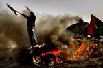 Franske NATO-fly bomber Gaddafi-tro styrker i Ajdabiya den 26. marts 2011. En lokal mand takker Gud for sejren. 