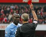 karantæne. Mario Balotelli lænede sig flere gange op ad et rødt kort i kampen mod Arsenal, men der skulle to gule kort til, før angriberen sidst i opgøret blev vist fra banen. 