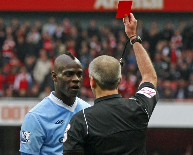karantæne. Mario Balotelli lænede sig flere gange op ad et rødt kort i kampen mod Arsenal, men der skulle to gule kort til, før angriberen sidst i opgøret blev vist fra banen. 