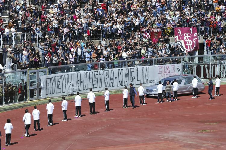 ceremoni. Piermario Morosinis holdkammerater og tusinder af tilhængere holdt en ceremoni for den afdøde spiller, som blev kørt rundt på stadion i en kiste på en  rustvogn. 