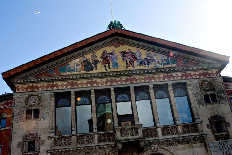 Aarhus Teater får også ny administrativ og økonomisk chef i dag, der skal danne nyt parløb på teatret. 