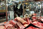 Frisk. Kødet hos slagter Jan Lund holder sig bedre, efter at der er blevet sat presenninger op. Fødevarerne tog skade af forårssolen, der har skinnet igennem de store glaspartier i Torvehallerne. 