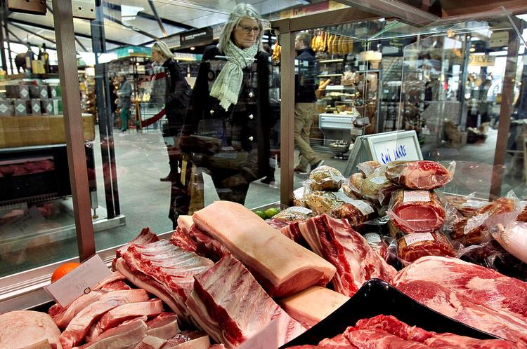 Frisk. Kødet hos slagter Jan Lund holder sig bedre, efter at der er blevet sat presenninger op. Fødevarerne tog skade af forårssolen, der har skinnet igennem de store glaspartier i Torvehallerne. 
