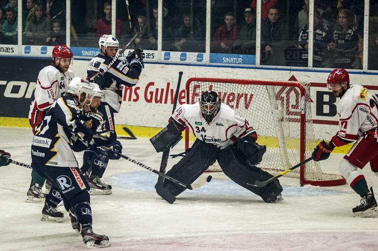 matchpuck. Odense blev sat under pres i første periode af kampen mod Herning. Men fynboerne fører fortsat i finaleserien. 