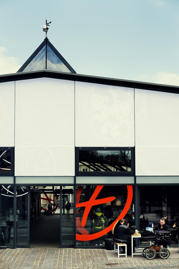Presenninger.  Det er disse gråhvide presenninger, som arkitekten bag Torvehallerne blandt andet er utilfreds med. 