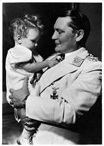 familiemennesket. Hermann Göring, her med datteren Edda på et propagandafoto fra 1940, foretog sig anderledes slibrige ting i sin 'jagtjytte' Karinhall, skal man tro Carl-Henning Wijkmarks historiske roman. 