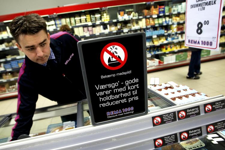 Madspild. I Rema 1000 i det gamle Carlsberg tjekker købmand Max Skov Hansen og hans medarbejdere nu deres varer tre gange om dagen og sætter prisen ned på varer, der nærmer sig sidste holdbarhedsdato. 