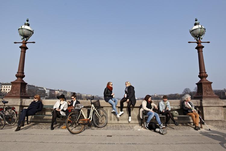 Sommerstemningen er nået til Dronning Louises bro i København. 