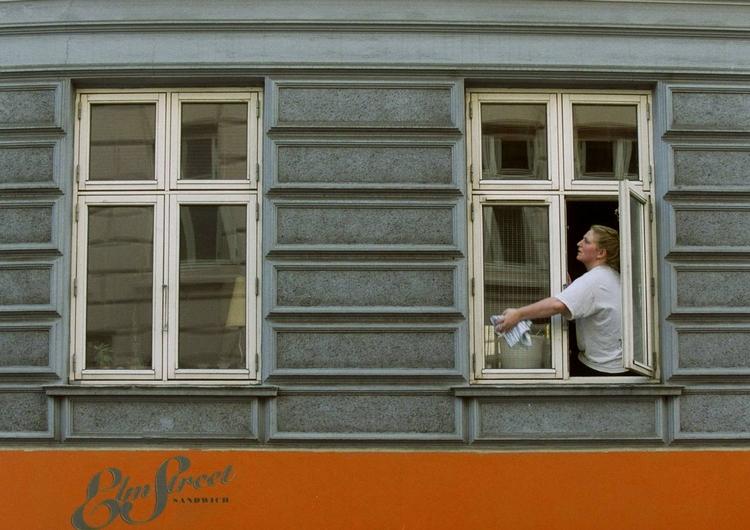 Forårsrengøring. Hvorfor holde den tiltrængte forårssol ude af hjemmet, blot fordi ruderne er beskidte? Tjek hjælper dig med gode råd til vinduespudsningen. 