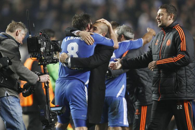 triumf. Chelseas manager Roberto Di Matteo (midt) krammer Frank Lampard på en lun maj-aften i år, da Chelsea vandt Champions League-trofæet. 