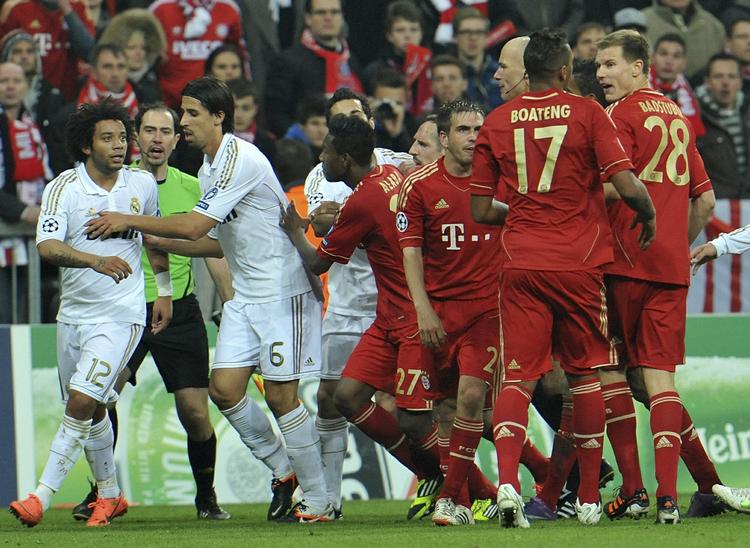Kaos. Bayern-spillerne var rasende på Marcelo (t.v.) efter infighten, der indtraf i tillægstiden. 