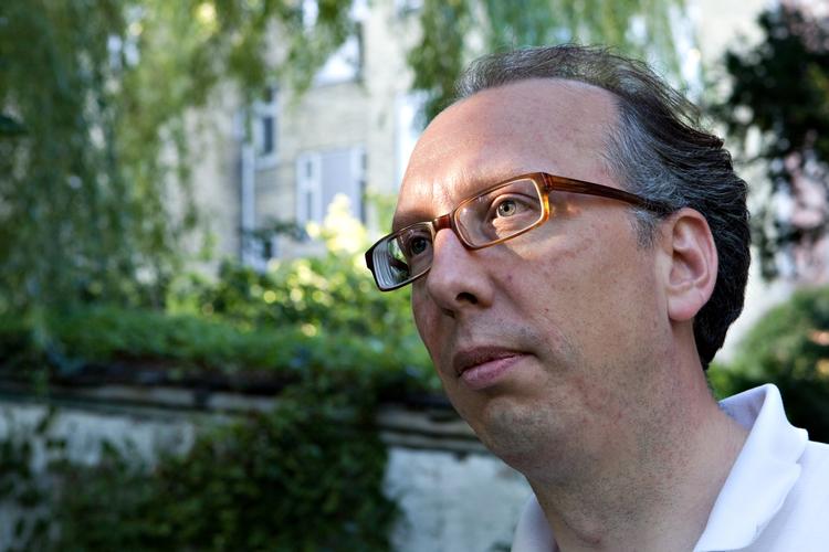 Støtte. Man behøver ikke sætte hele retssystemet i gang på grund af ufølsomme udtalelser, der fremsættes under eksempelvis fodboldkampe, mener Dansk Folkepartis Alex Ahrendtsen. 