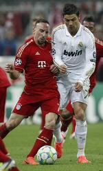 sammenstød. Bayern Münchens målscorer Franck Ribery (tv) tørner sammen med Real Madrids Cristiano Ronaldo i det medrivende opgør i Tyskland. 