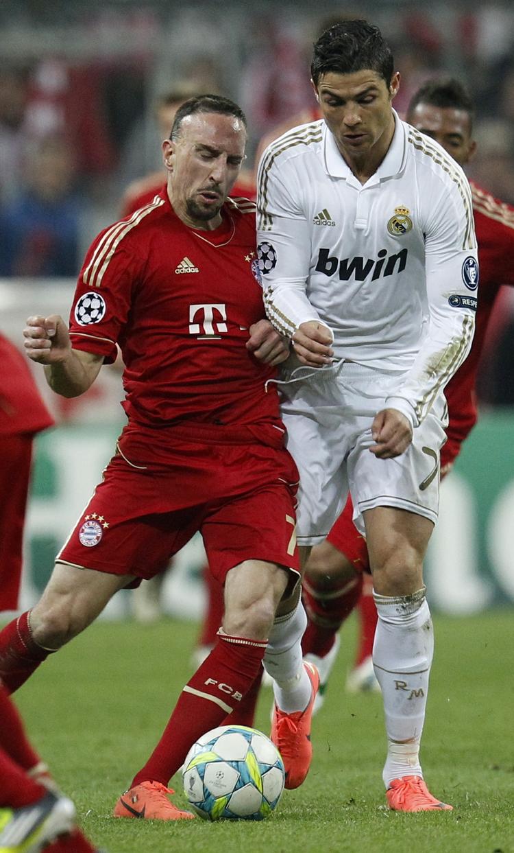 sammenstød. Bayern Münchens målscorer Franck Ribery (tv) tørner sammen med Real Madrids Cristiano Ronaldo i det medrivende opgør i Tyskland. 