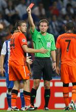 Jurist. Felix Brych giver en Shakhtar Donetsk-spiller marchordre mod FC Porto tidligere i denne CL-sæson. 
