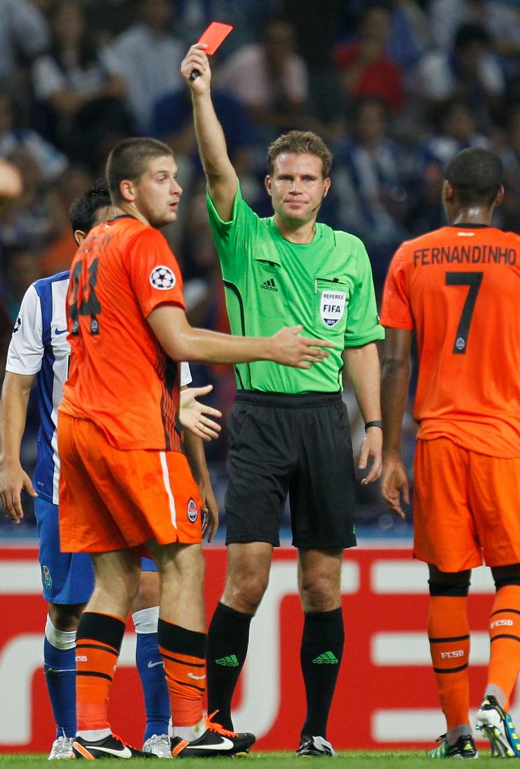 Jurist. Felix Brych giver en Shakhtar Donetsk-spiller marchordre mod FC Porto tidligere i denne CL-sæson. 