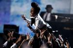 Stjernskud. Amerikanske Janelle Monáe indtog Roskilde med en fabelagtig god koncert, som anmelder Pernille Jensen stadig drømmer sig tilbage til, når vinteren bliver lidt for grå. 