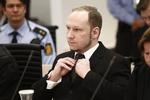 Anders Behring Breivik er under større pres end tidligere på dagens retsmøde i sal 250 i Oslo Tingret. 