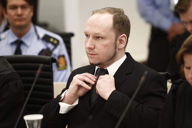 Anders Behring Breivik er under større pres end tidligere på dagens retsmøde i sal 250 i Oslo Tingret. 