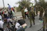 Fyret. Israelsk militær har besluttet at afskedige den oberstløjtnant, der for nylig slog sin geværkolbe i ansigtet på en dansk aktivist. 