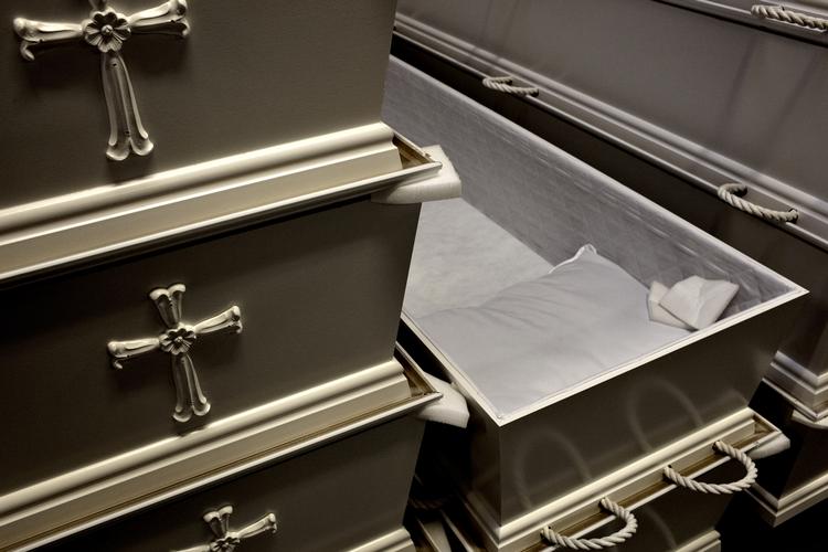 Stort. XL-kister er typisk ti centimeter bredere end almindelige kister, der måler 68,5 centimeter. 