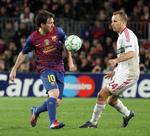 Mange fodboldfans håber, at Lionel Messi vil trylle i aften, når FC Barcelona møder Chelsea. Her er han i fuld gang mod det tyske hold Leverkusen, som Barcelona mødte tidligere i turneringen. 