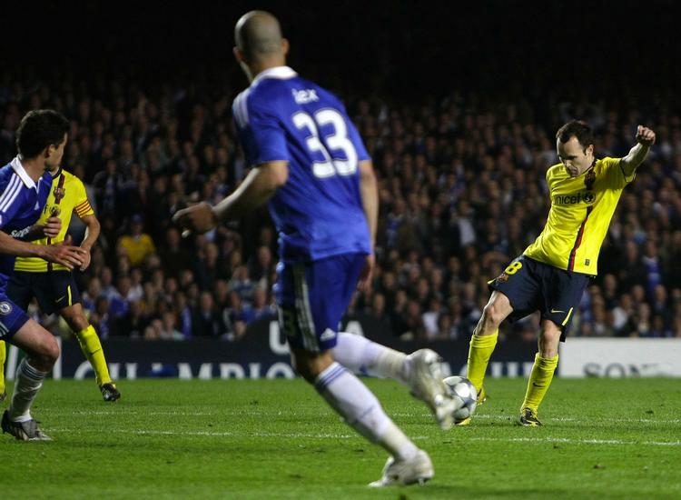 revanche? Barcelonas Andres Iniesta udligner til 1-1 i overtiden mod Chelsea i 2009, hvor kampen blev skæmmet af fejldomme og uværdig opførsel af Chelsea-stjernerne. 