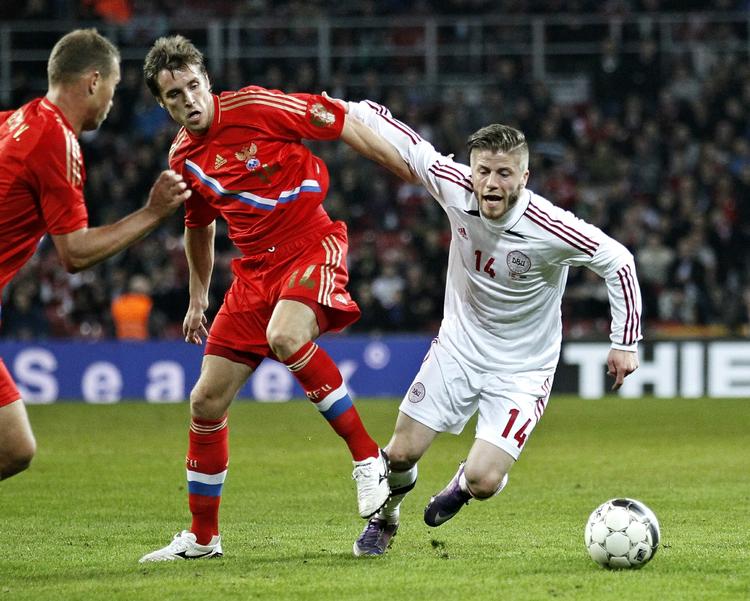 kantspiller. Lasse Schøne i aktion for Danmark i kampen mod Rusland i Parken. 