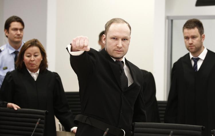 Uvelkommen. Anders Behring Breivik er blevet bedt om ikke at lave sin højreradikale hilsen i retten længere. 