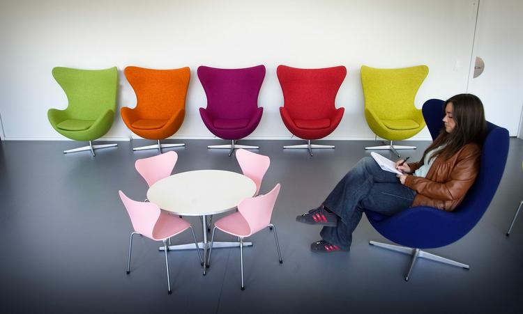 ÆGTE. Fremover kan kopier af Arne Jacobsens berømte stole, 7'eren og Ægget, ikke længere markedsføres i Danmark. (Arkivfoto) 