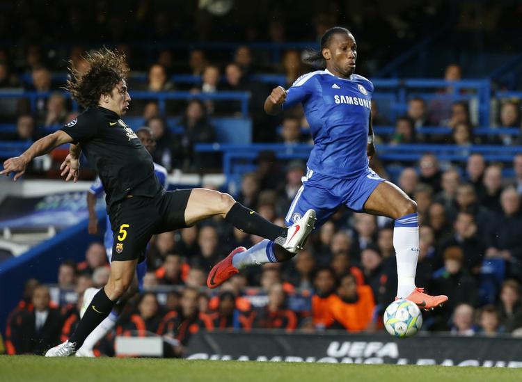 målnæse. Didier Drogba (th) lå mest ned i første halvleg, men angriberen stod det rette sted i overtiden af halvlegen, hvor han scorede til 1-0. 