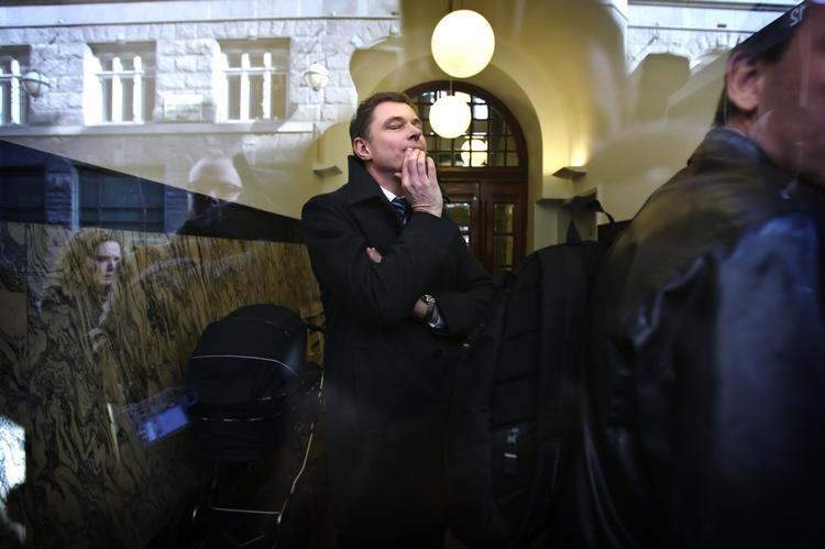 Tiltalt. Den farverige finansmand Klaus Riskær står endnu en gang ansigt til ansigt med en dommer i en dansk retssal. Denne gang risikerer han at få en dom for skyldnersvig og ulovlig virksomhedsdrift. 