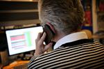 Overvågning. Din chef må ifølge sikkerhedseksperter læse alle dine mail og beskeder på din smartphone eller mobiltelefon - det endda uden du ved det. 