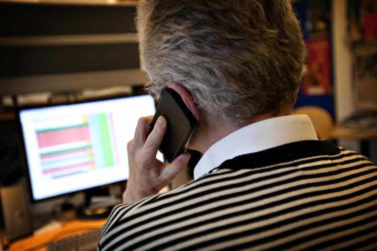 Overvågning. Din chef må ifølge sikkerhedseksperter læse alle dine mail og beskeder på din smartphone eller mobiltelefon - det endda uden du ved det. 