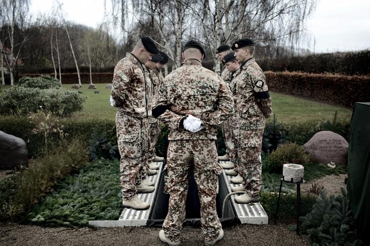 Begravelse. Konstabel Rune Westy Nielsen blev dræbt som soldat, mens han gjorde tjeneste på den Armadillo-tilknyttede base, Barakzai, i Afghanistan. Det var på et tidspunkt, hvor briterne havde opfordret danskerne til at lukke ned for aktiviteterne i området. Hans kolleger begravede ham ved Ubberup Valgmenihedskirke ved Kalundborg. 