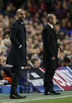 bekymret. De to trænere matchede hinanden fint i stil, men holdenes tilgang til kampen i London var vidt forskellig. Barcelona-træner Pep Guardiola (tv) mener nu, at Chelsea er favoritter til en finaleplads. 