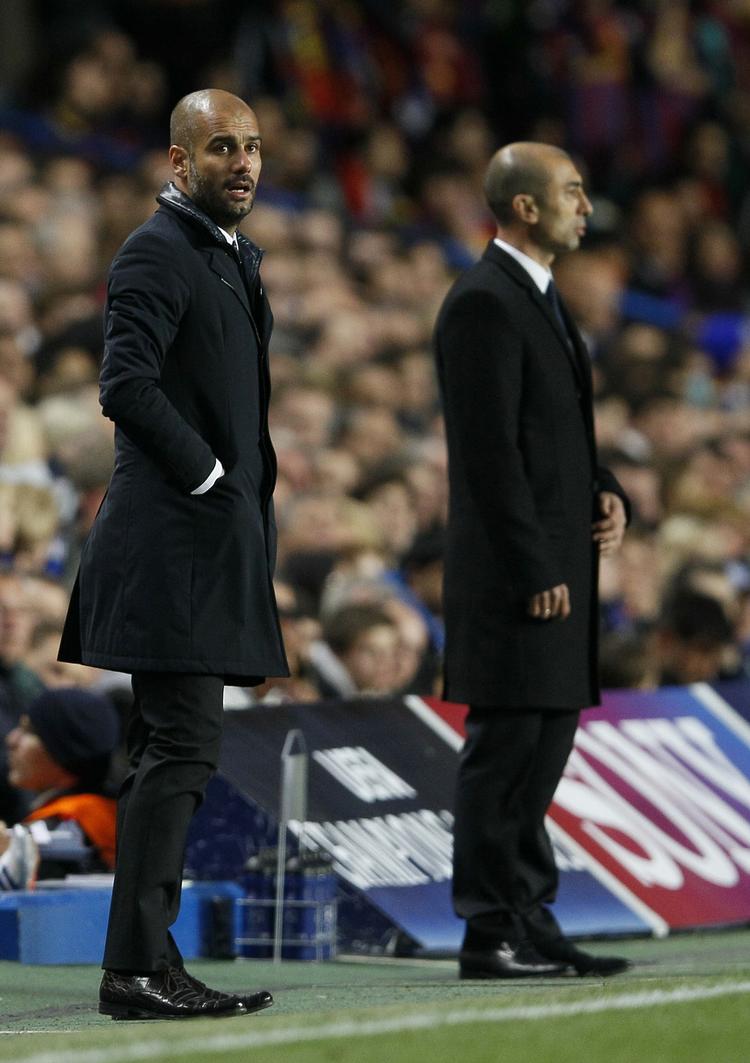 bekymret. De to trænere matchede hinanden fint i stil, men holdenes tilgang til kampen i London var vidt forskellig. Barcelona-træner Pep Guardiola (tv) mener nu, at Chelsea er favoritter til en finaleplads. 