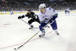comeback. Jannik Hansen (th) fører pucken frem for Vancouver Canucks i opgøret mod Los Angeles Kings. 