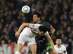 strateg. William Kvist (i hvid trøje) taber hovedstødsduellen mod Mönchengladbachs Juan Arango. Men ellers har den danske midtbanespiller haft succes med skiftet til tysk fodbold. 