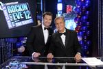 Ikon. Hvis der var en, der kunne tælle til 10 bagfra, var det Dick Clark (t.h.), der fra 1972-2011 var vært på tv-kanalen ABC's nytårsprogram 'New Year's Rockin' Eve'. Til venstre ses medværten Ryan Seacrest. 