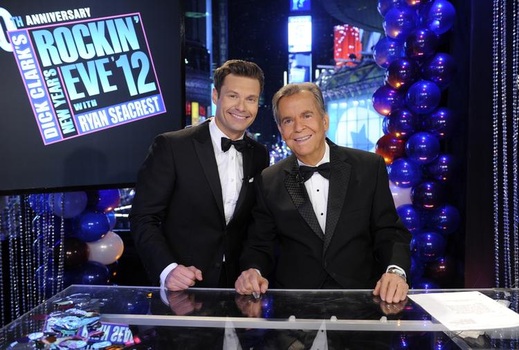 Ikon. Hvis der var en, der kunne tælle til 10 bagfra, var det Dick Clark (t.h.), der fra 1972-2011 var vært på tv-kanalen ABC's nytårsprogram 'New Year's Rockin' Eve'. Til venstre ses medværten Ryan Seacrest. 