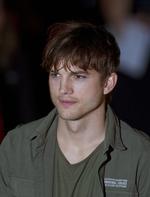 Kuvøseguf. Demi Moore (49) var indtil for nylig gift med den 15 år yngre skuespiller Ashton Kutcher (billedet). 