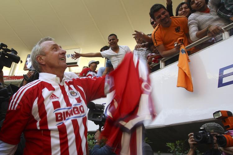 indflydelse. Den hollandske fodboldlegende Johan Cruyff deler trøjer ud til mexicanske fans, mens han selv er trukket i Chivas' kendte outfit. 