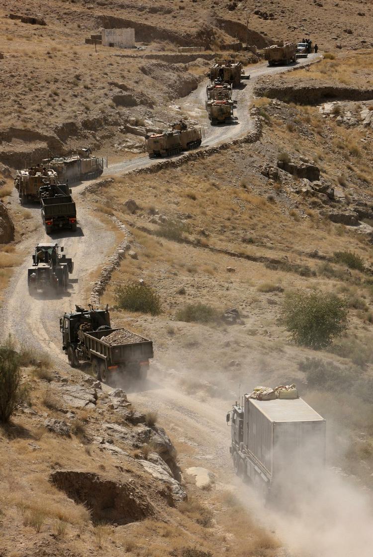 Over 100 køretøjer og omkring 4.000 soldater fra Danmark, Storbritannien, Canada og Australien deltog i operationen. 